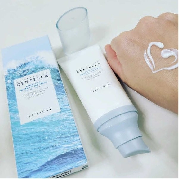 کرم ضد آفتاب بی رنگ اسکین 1004 سنتلا مدل ماداگاسکار SPF50 مناسب انواع پوست حجم 50 میلی لیتر